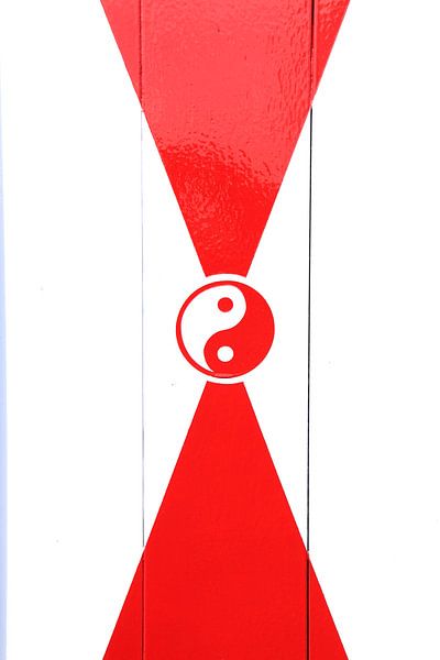 Rood en wit yin en yang teken. Zen, rust, balans, abstract van Bobsphotography