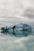 IJslands meer, ijsrotsen in het water 