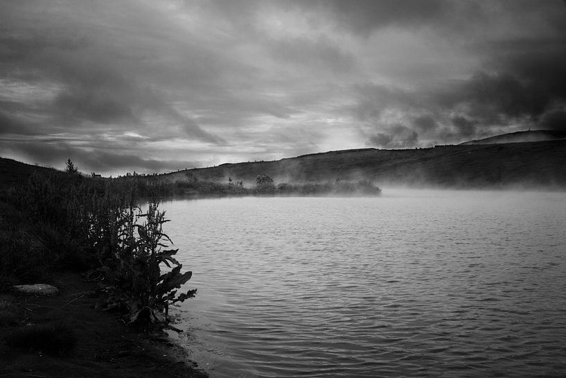 Lac islandais fumant, noir et blanc  par Malissa Verhoef