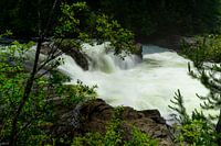 Kleiner Wasserfall entlang eines Flusses
