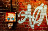 Backsteinwand mit Graffiti & rostigem Schaltschrank – urbane Industrial‑Wandkunst