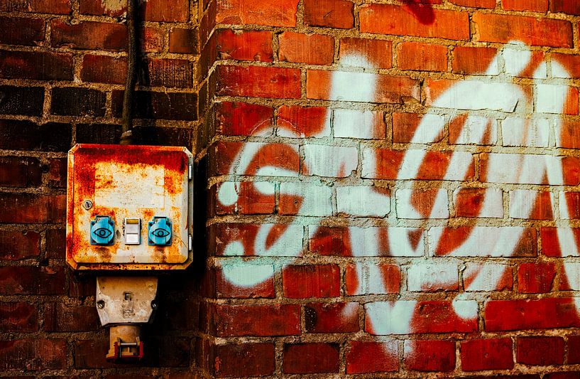 Backsteinwand mit Graffiti &amp; rostigem Schaltschrank – urbane Industrial‑Wandkunst von Toaster Studio – Kreative Fotografie
