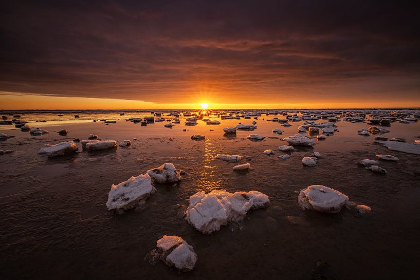 La mer des Wadden est couverte de glaces flottantes en hiver. Un beau coucher de soleil donne de bel par Bas Meelker