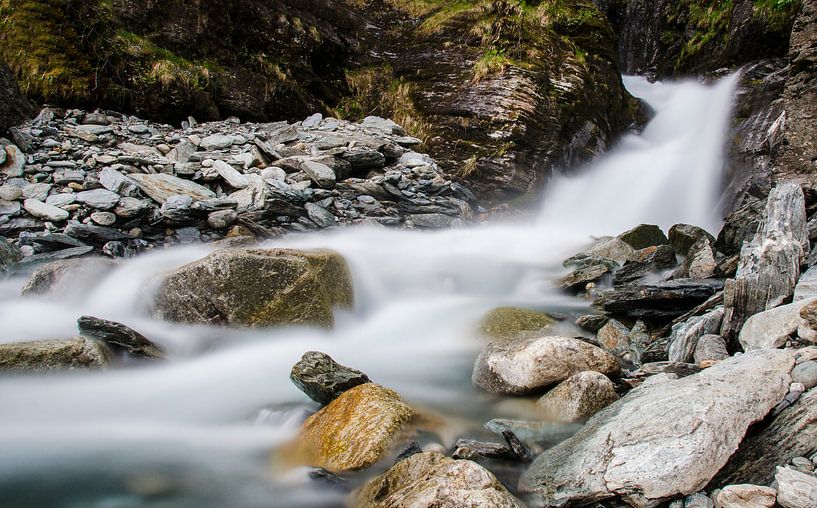 Rivière dans les montagnes par Cynthia Hasenbos