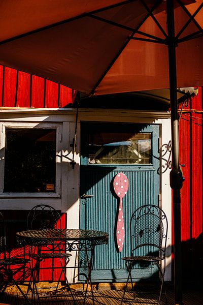 Café-Tür mit rosa Löffel – Rote Holzfassade &amp; Schmiedeeisen von Toaster Studio – Kreative Fotografie