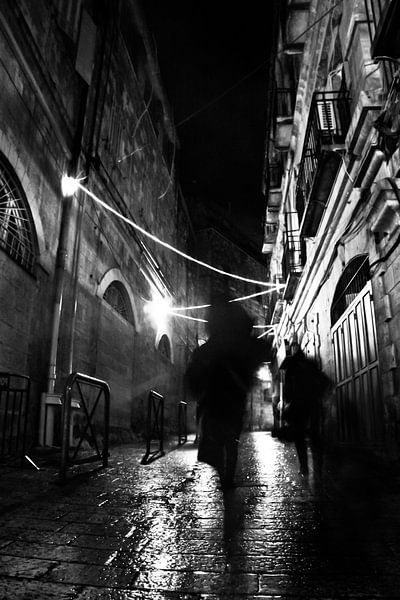 Deux mystérieuses silhouettes de personnes, photo en noir et blanc. Rues étroites et sombres de la v par Michael Semenov
