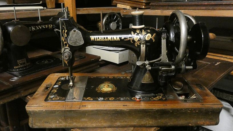 Een naaimachine in het museum by Veluws