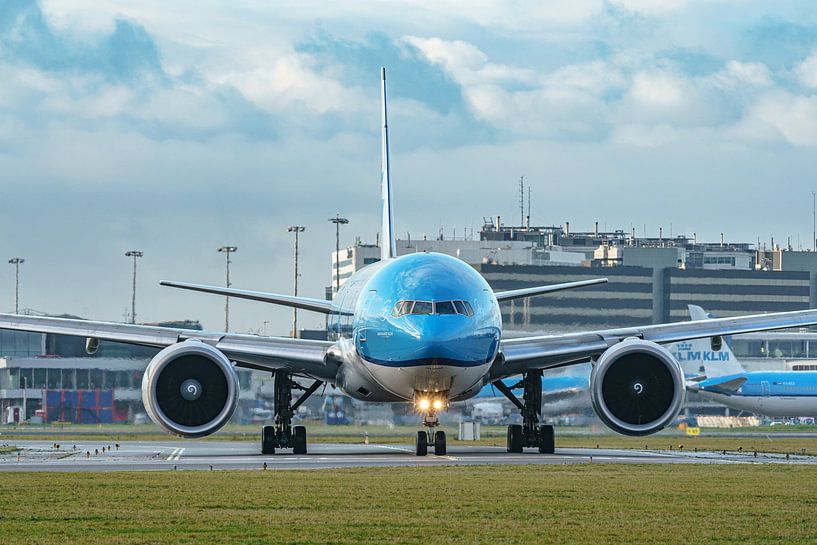 Le Boeing 777-300 de KLM (PH-BVP) s'engage sur la piste d'Aalsmeer. par Jaap van den Berg