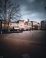 quelques personnes sur la place la plus fréquentée de la ville