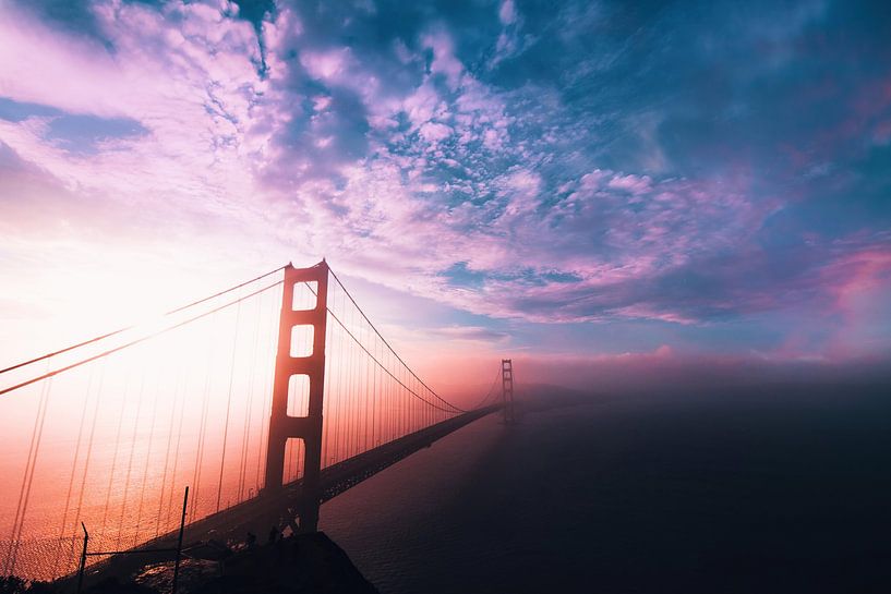 Golden Gate im Nebel bei Sonnenaufgang, San Francisco, USA von Aloke Design