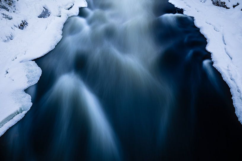 Nahaufnahme des wild fließenden Flusses von Martijn Smeets