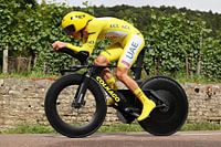 Tadej Pogacar en jaune sur le vélo contre la montre Tour de France