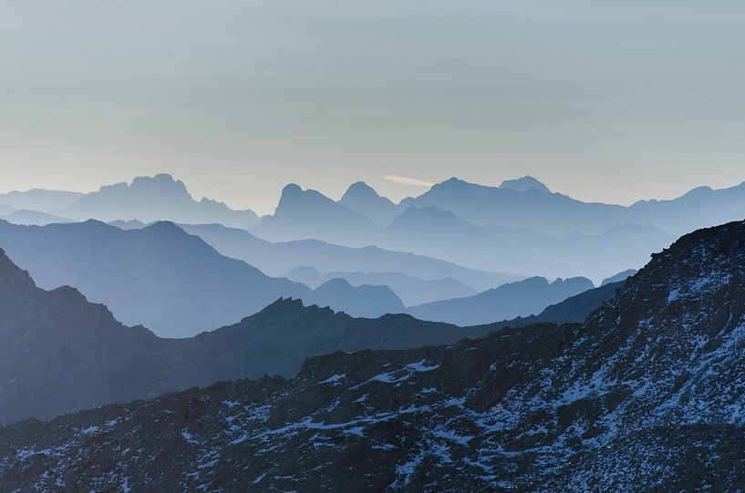 Silhouetten in Schichten von Alpen- und Dolomitenbergen bei Sonnenaufgang von Sean Vos