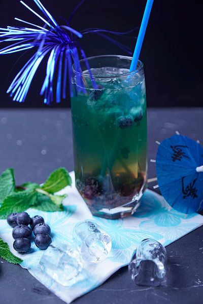 Rum trifft auf Blaubeere und Curaçao. von Babetts Bildergalerie
