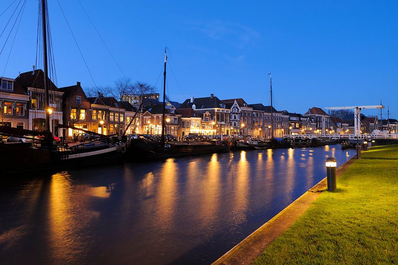 Thorbeckegracht à Zwolle le soir avec le pont Pelserbrugje par Merijn van der Vliet