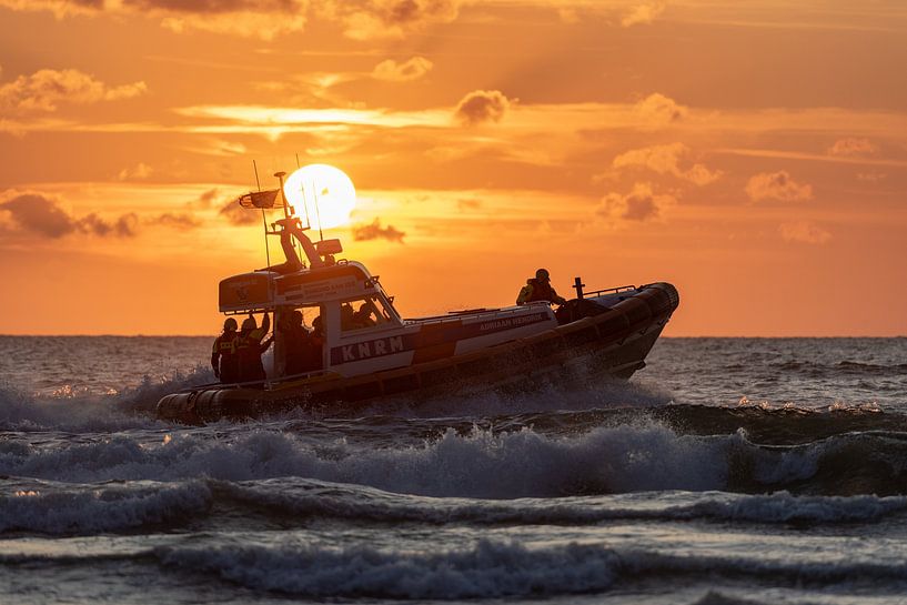 Rettungsboot egmond aan zee mit untergehender Sonne von Arthur Bruinen