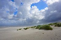 Verlassener Strand mit Wolken