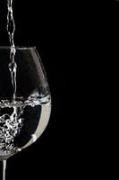Splash ! Fête de l'eau apaisante dans un verre de vin