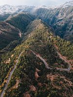 Route sinueuse dans les montagnes