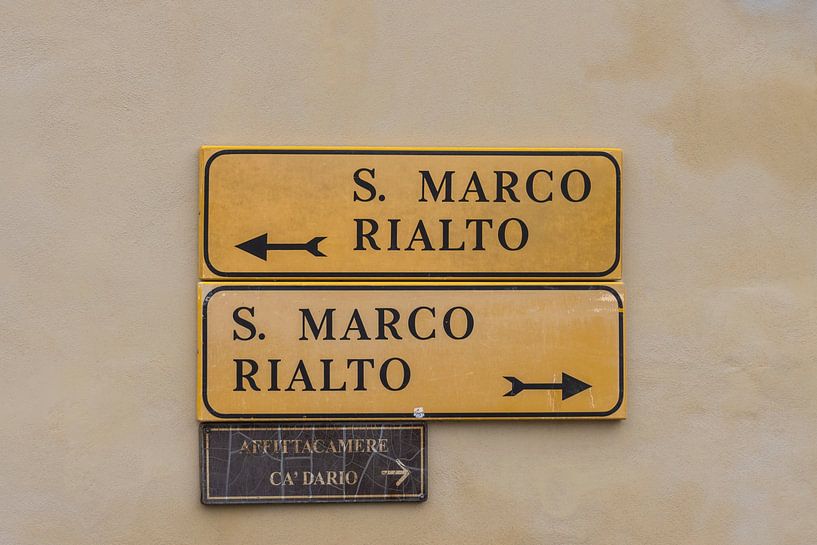 Gelbes Wegweiserschild Venedig von Sander Groenendijk