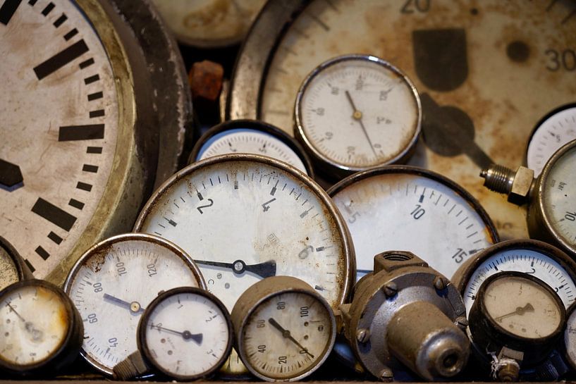 Zeigerinstrumente im Ersatzteillager einer alten Zeche von HGU Foto