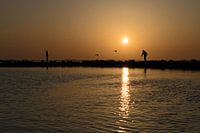 Coucher de soleil sur le Grevelingen, marcher sur les brise-lames