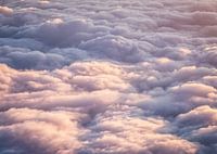 Soleil levant au-dessus des nuages