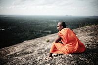 Buddhistischer Mönch, Blick auf den Pidurangala-Felsen, Sigiriya, Sri Lanka