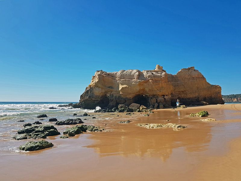 Felsen im Meer am Praia Da Rocha an der Algarve Portugal von Eye on You