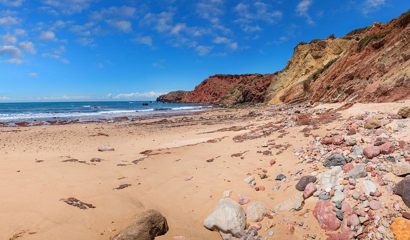 plage de sable d'Amado avec pierres colorées et falaise rouge, Algarve co par SusaZoom