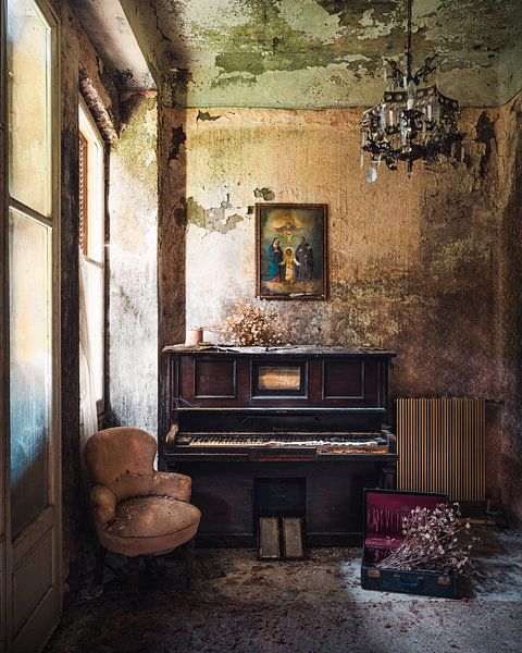 Piano dans une maison abandonnée. par Roman Robroek - Photos de bâtiments abandonnés