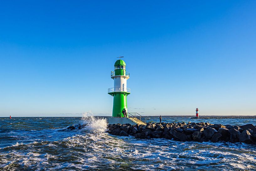 Golven en piertorens aan de kust van de Oostzee in Warnemünde van Rico Ködder