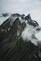 Bergkamm in den Schweizer Alpen, aufgenommen mit einem Zoomobjektiv