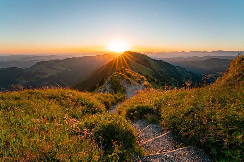 Wanderweg zum Sonnenaufgang am Hochgrat mit Blick auf das Rindalphorn von Leo Schindzielorz