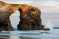 Playa de Las Catedrales - Rots in blauwe zee