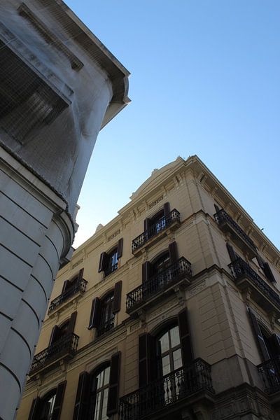 Schönes Gebäude in einer Straße in Barcelona, Spanien. von Shania Lam