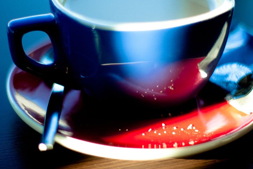 Close-up van koffiekopje en suikerkorreltjes by André van Bel