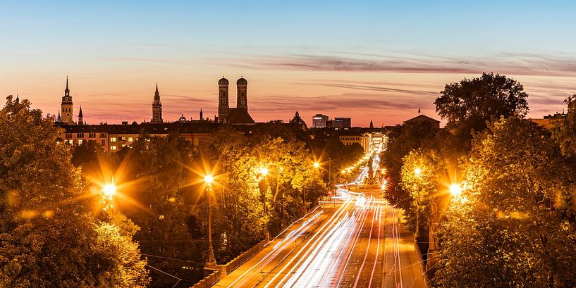 Skyline de Munich avec l'église Frauenkirche le soir par Werner Dieterich