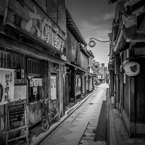 KYOTO Pontocho Gasse - La tradition à chaque pas - Monochrome par Melanie Viola