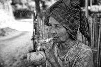 Cheroot rokende oude vrouw in Baghan. Wout Kok One2expose