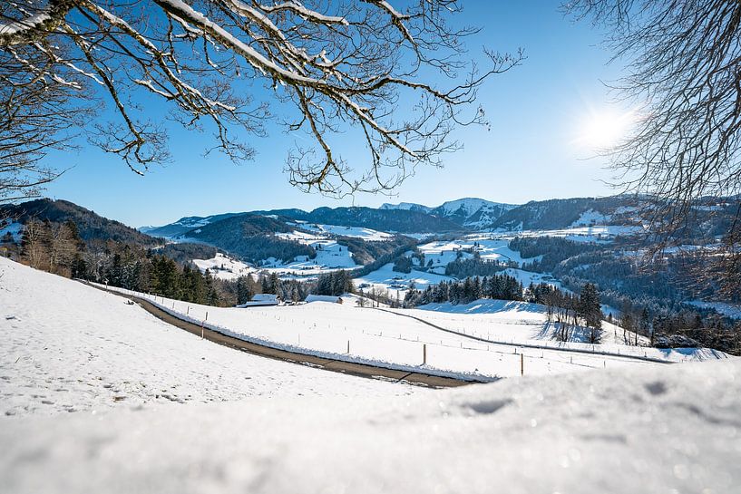 Winterlicher Blick von Oberstaufen auf den Hochgrat, Steibis und Staufen von Leo Schindzielorz