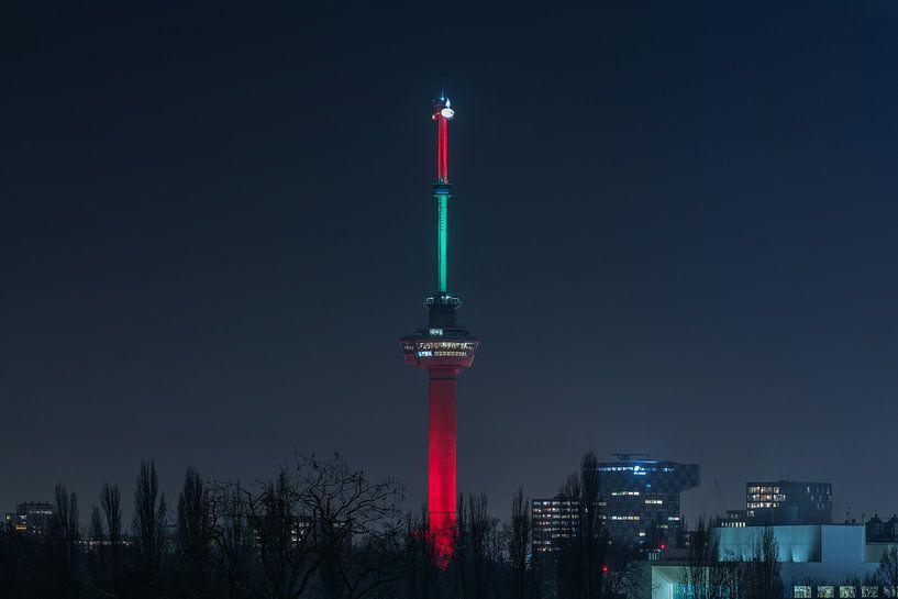 L'Euromast à Rotterdam dans les couleurs rouge et vert par MS Fotografie | Marc van der Stelt
