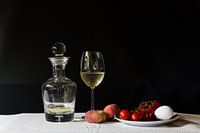 Stilleben mit Weinkaraffe, wildem Pfirsich, Tomaten und Eiern.