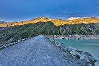 Bergsee, Pfad aus Licht – Die Dammkrone des Mattmark Stausees“