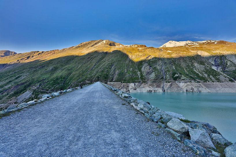 Bergsee, Pfad aus Licht – Die Dammkrone des Mattmark Stausees“ von Dieter Fischer