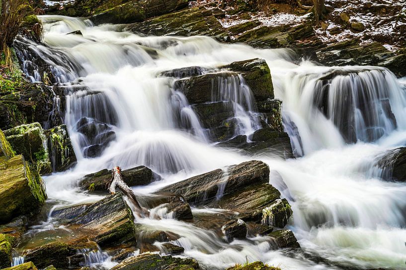 Chute d'eau dans la vallée de la rivière Selke dans les montagnes du Harz par Andreas Völkel