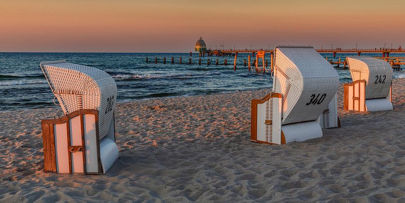 Strandkörbe am Strand von Zingst bei Sonnenuntergang von Markus Lange