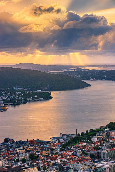 Coucher de soleil à Bergen vu du Mont Floyen, Norvège par Henk Meijer Photography