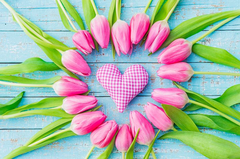 Coeur rose et fleurs de tulipe sur fond de bois bleu pour la fête des mères par Alex Winter