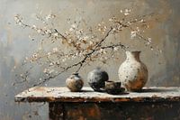 Une vieille table en bois usée par les intempéries avec des vases en poterie et des branches fleuries wabi sabi .